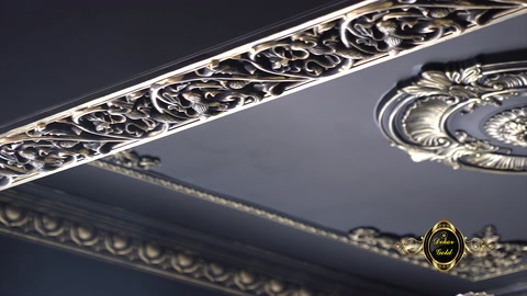 Cornice da soffitto completata con dettagli angolari in foglia oro