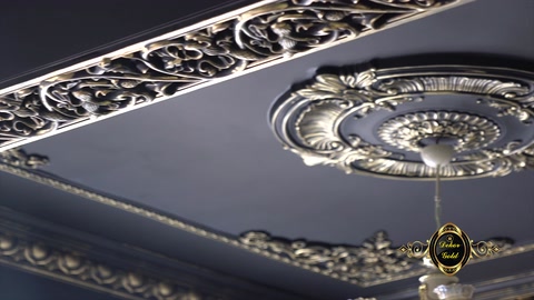 La cornice decorativa da soffitto è esposta in armonia con la decorazione del rosone