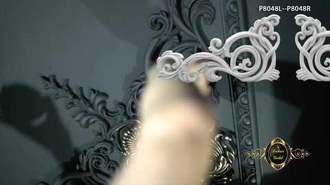 Il pennello evidenzia i motivi floreali in rilievo della decorazione da soffitto nera con colore dorato