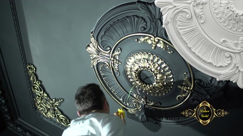 I rilievi circolari del gobetto da soffitto vengono lavorati in oro su fondo nero
