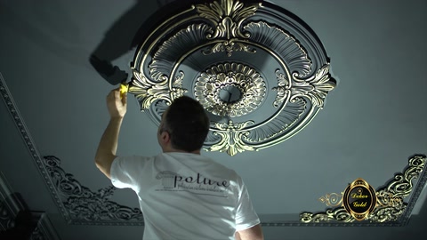 Vernice dorata viene applicata all'anello esterno del gobetto da soffitto nell'ambiente interno