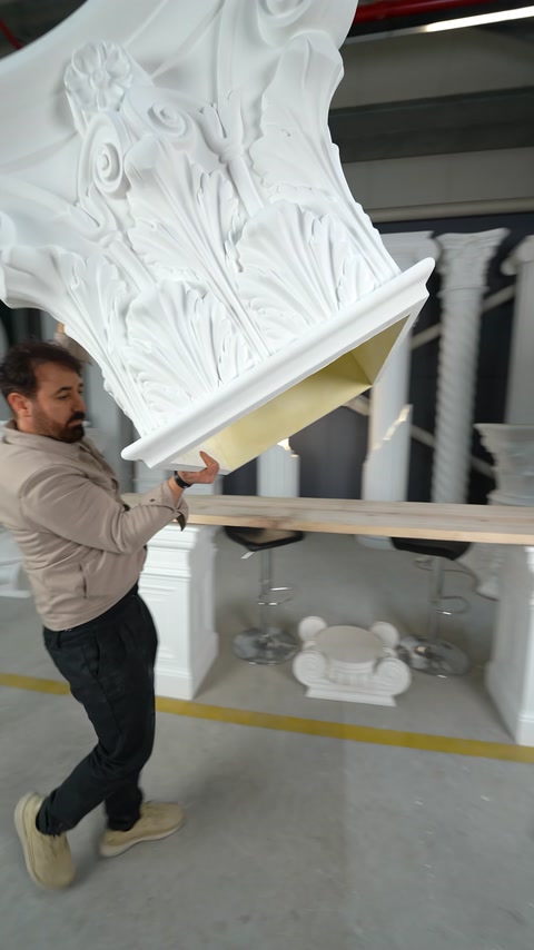Il decoro a foglie di un grande capitello corinzio per colonna è mostrato da vicino