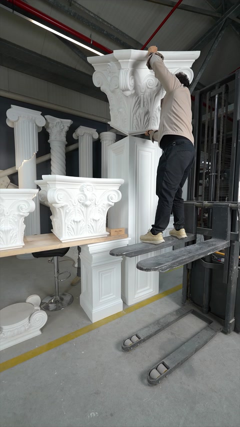 Un grande capitello decorativo viene abbassato su un fusto quadrato per pilastro