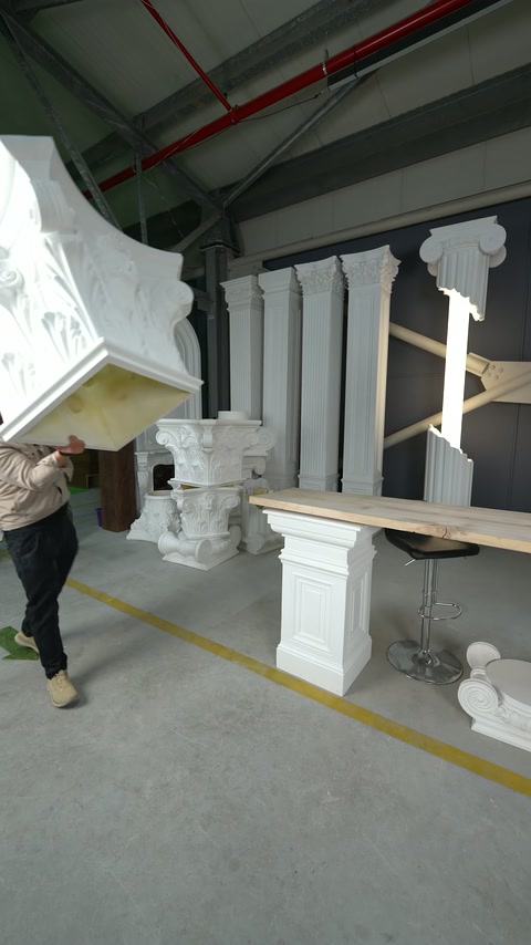 Usta, yaprak motifli geniş başlığı pilaster tezgâhına yaklaştırıyor