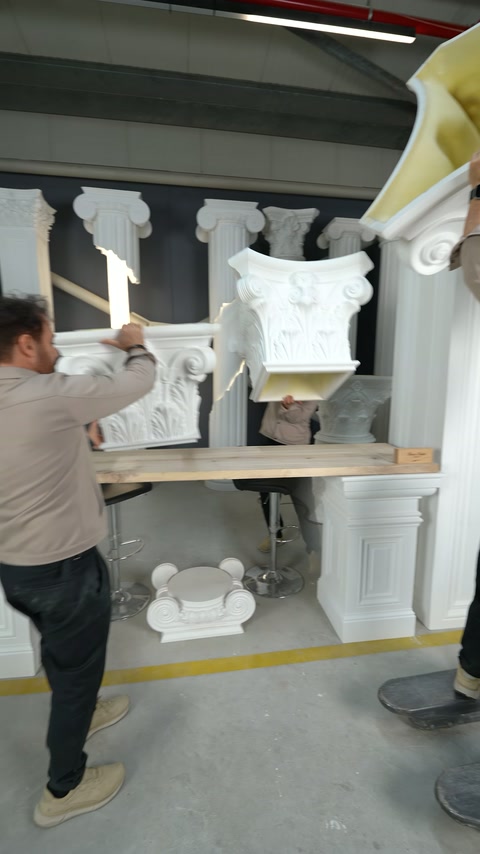 Dekoratif başlık sergilenen iki küçük modelin yanına getiriliyor