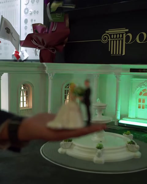 Gelin damat figürleriyle tamamlanan klasik cephe ve havuz tasarımı