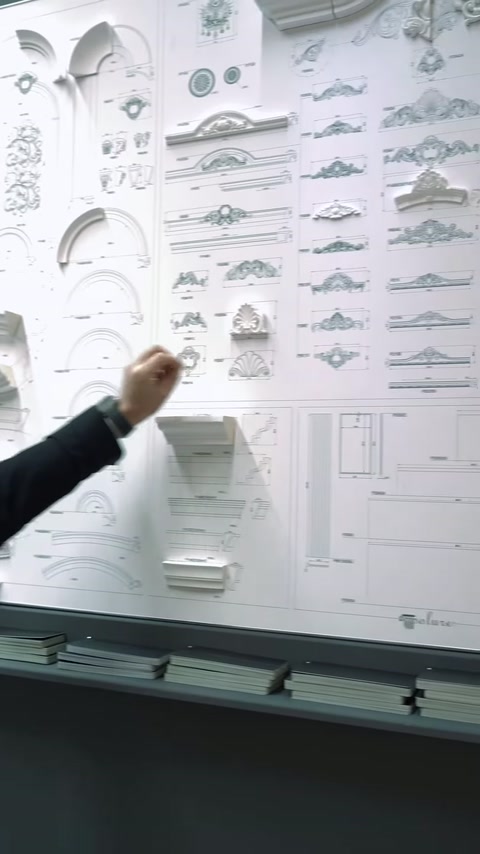 Miniatura di una mensola decorativa presentata davanti a disegni tecnici in scala