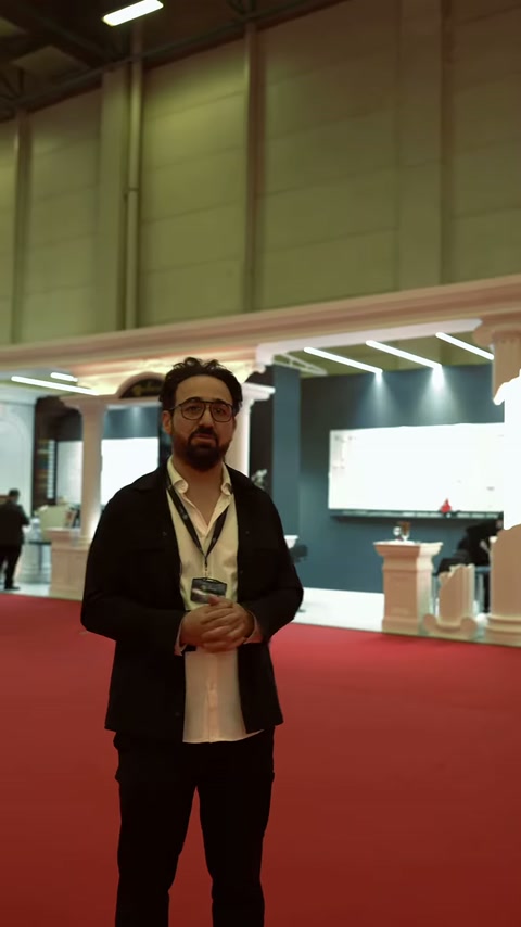 Durante la presentazione si vedono le colonne, i capitelli e i cornicioni dello stand.