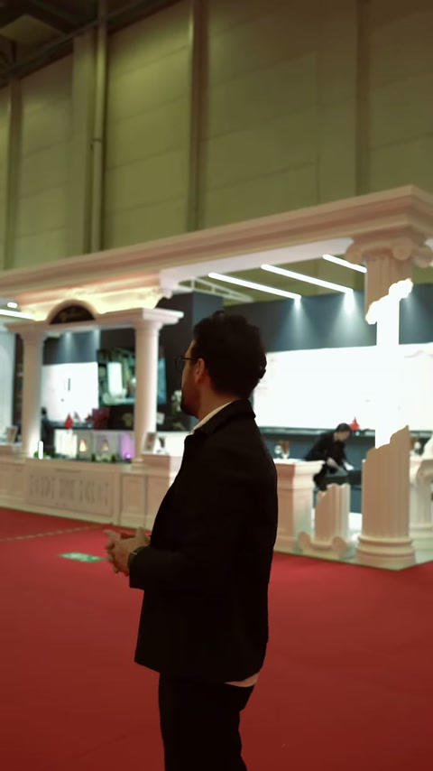 La vista laterale dello stand mette in evidenza le colonne e le decorazioni della parte superiore della facciata.