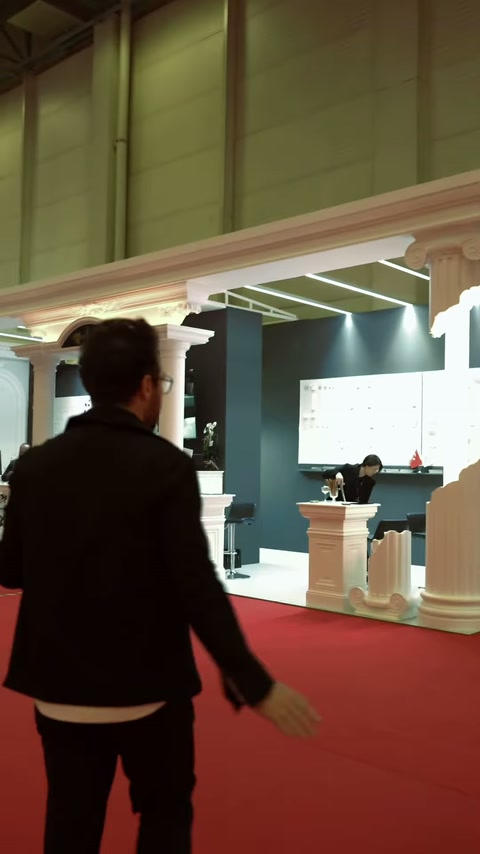 Al visitatore vengono mostrati da una diversa angolazione gli elementi architettonici decorativi dello stand fieristico.