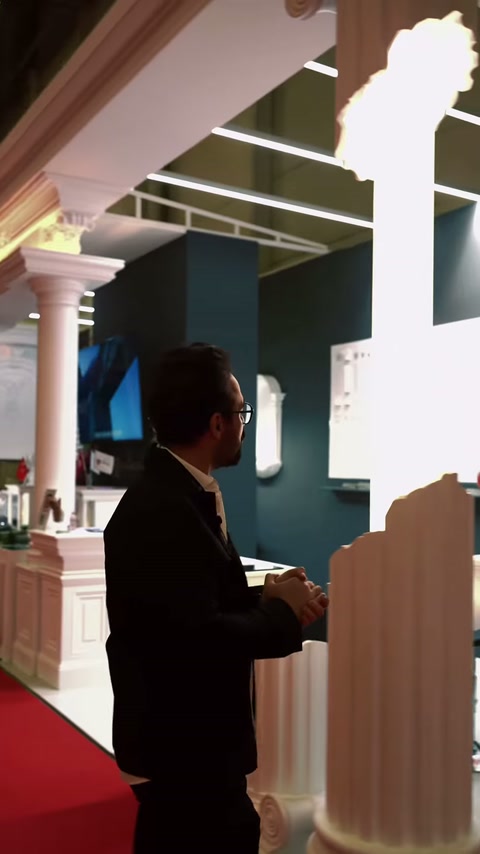 Il video mostra i prodotti con capitello e base della colonna decorativa esaminati da vicino.