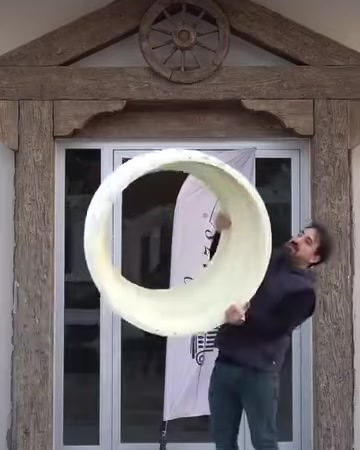 Sono visibili l'apertura interna e il profilo spesso dell'elemento di base circolare