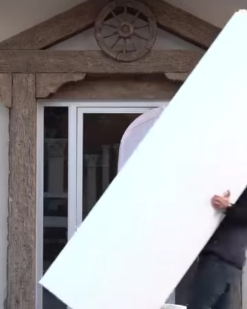 Un ampio elemento bianco del fusto della colonna viene trasportato in posizione diagonale
