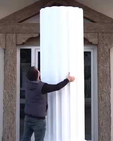 Un fusto di colonna bianco e scanalato viene allineato verticalmente