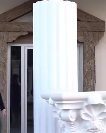 Sono visibili insieme il fusto scanalato e un capitello con motivo floreale