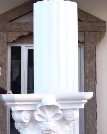 Un dettaglio del capitello decorato è mostrato davanti al fusto verticale della colonna