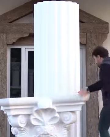 Un artigiano controlla il collegamento tra il fusto scanalato e il capitello decorato