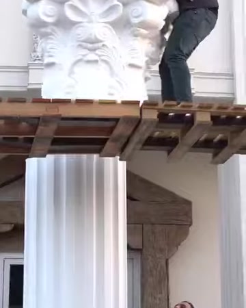 Un capitello con motivo floreale viene iniziato a spostare verso la parte superiore