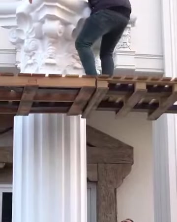 Il capitello decorato viene avvicinato con attenzione alla colonna scanalata