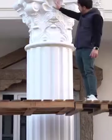 Viene mostrata una colonna composta da un fusto scanalato e un capitello decorato