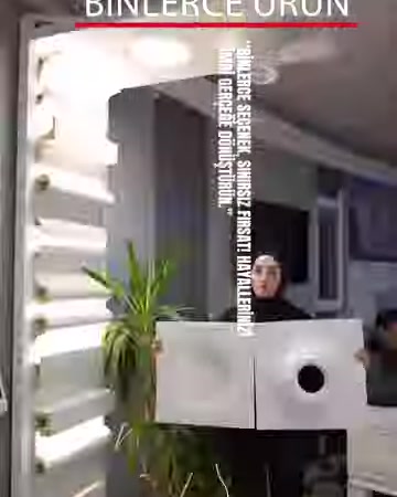 Angolo moderno dello showroom allestito con profili da parete e mensole