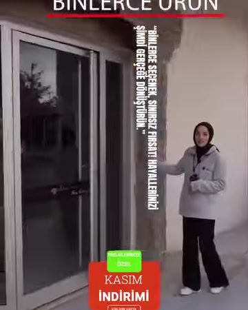 Porta interna alta incorniciata da profili classici