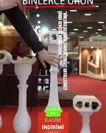 Dettaglio ravvicinato di un elemento decorativo per balaustra e relativi capitelli