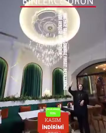 Decorazione di un soggiorno completata da un rosone da soffitto, un lampadario e nicchie ad arco