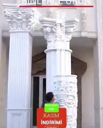 Ingresso classico realizzato con colonne scanalate e capitelli decorati