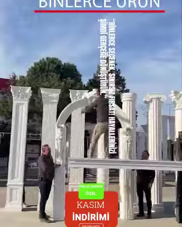 Installazione di colonne, archi ed elementi per balaustra in uno spazio esterno