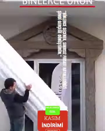 Un lungo profilo decorativo bianco trasportato da due persone