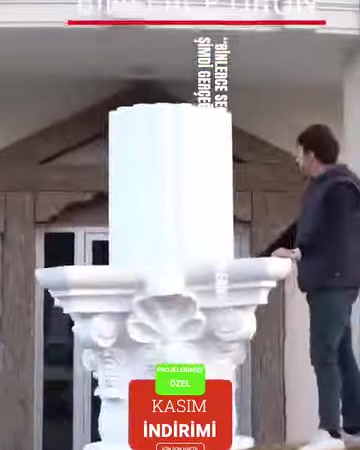 Posizionamento di un fusto cilindrico su un capitello di colonna decorato