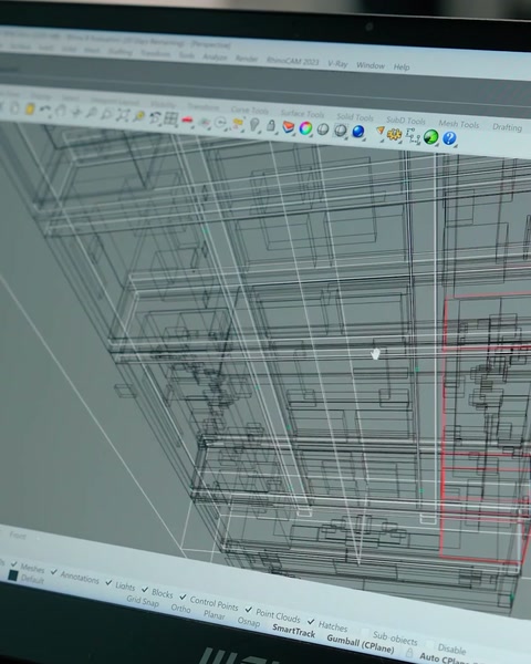 Disegno tecnico wireframe del soffitto inclinato sullo schermo del computer