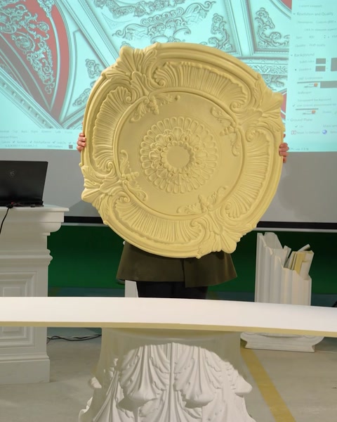 Rosone decorativo del soffitto rotondo tenuto in su sul tavolo di produzione