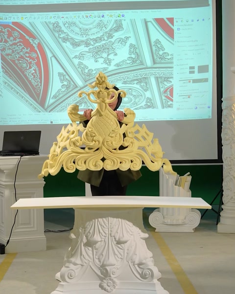 Pezzo combinato del soffitto assemblato esposto su supporto in piedistallo