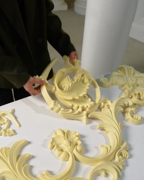 Più pezzi di ornamento flessibile disposti per l'assemblaggio del soffitto