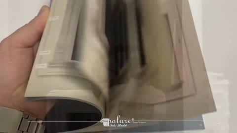 Campioni di profili in poliuretano tenuti in mano e diverse forme di sezione