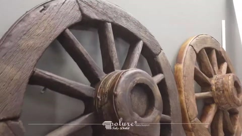 Ruote decorative in diverse tonalità davanti alla superficie di una trave rustica