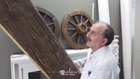 Vista ravvicinata di un lungo modello di trave rustica con venature del legno ben visibili