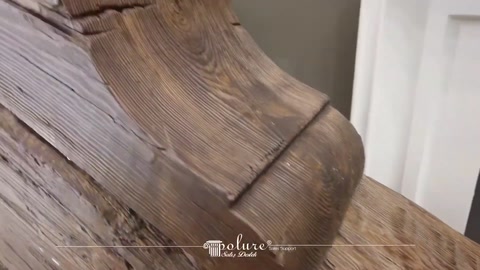 Vista ravvicinata delle venature del legno sulla superficie di un tronco rustico