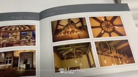 La pagina del catalogo mostra esempi di applicazione con soffitti con travi e camini