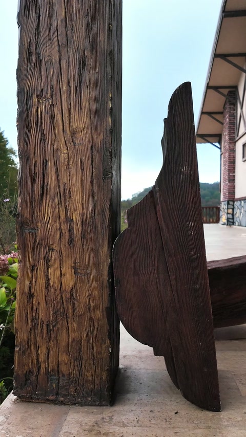 La venatura del legno in rilievo sull’elemento verticale è chiaramente visibile da vicino