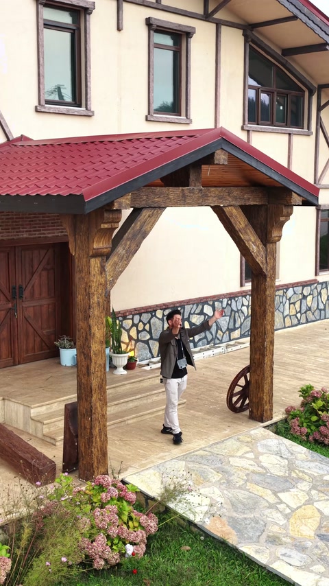 Le mensole diagonali e le travi incorniciano l’ingresso dell’edificio