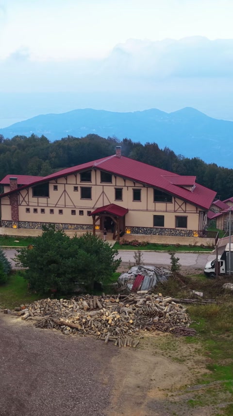 La facciata e l’area circostante dell’edificio con tetto rosso sono visibili insieme