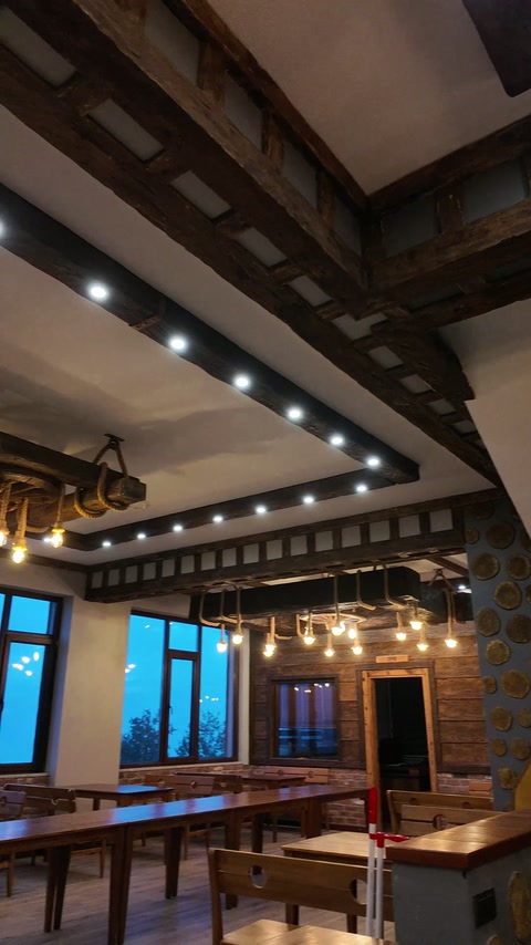 Nella panoramica interna si vedono le travi del soffitto e la decorazione luminosa