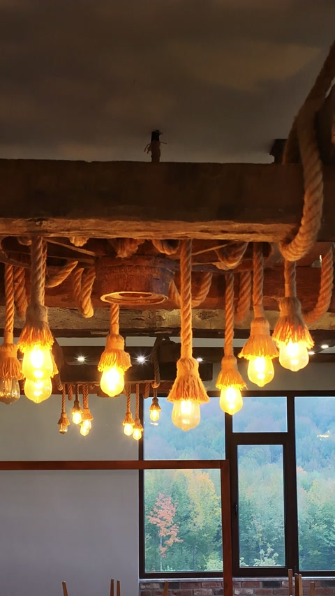 Sul soffitto è esposta una luce decorativa a forma di ruota con lampadine appese a corde