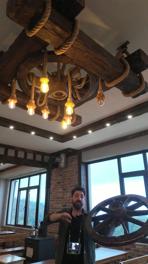 La composizione delle travi sul soffitto e l’illuminazione a forma di ruota sono visibili insieme