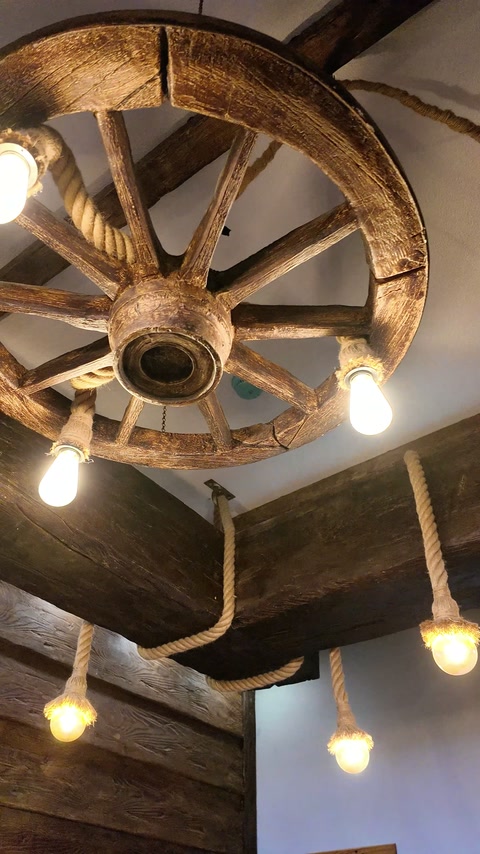 La texture effetto legno della luce decorativa a forma di ruota è visibile da vicino