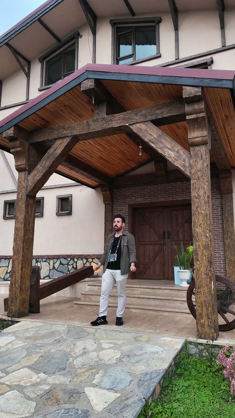 Dekoratif giriş çatısındaki kiriş bağlantıları uygulayıcının yanında inceleniyor