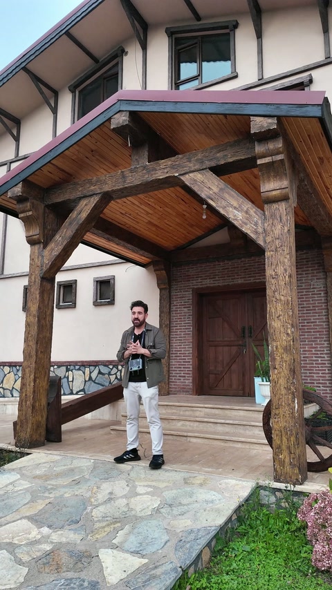 Giriş önündeki ahşap dokulu dekoratif kompozisyon geniş açıdan sunuluyor